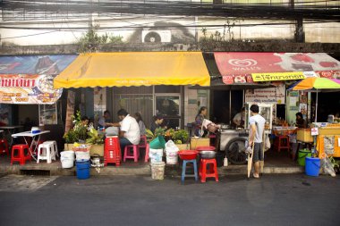 Bangkok, Tayland; 1 Ocak 2023: Bangkok sokaklarında sokak yemekleri tezgahı.