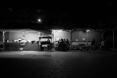 Bangkok, Tayland; 1 Ocak 2023: Bangkok sokaklarında sokak yemekleri tezgahı.