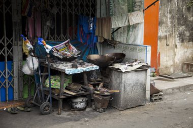 Bangkok, Tayland; 1 Ocak 2023: Bangkok sokaklarında sokak yemekleri tezgahı.