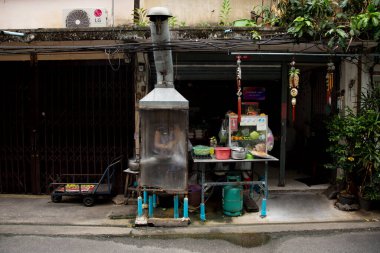 Bangkok, Tayland; 1 Ocak 2023: Bangkok sokaklarında sokak yemekleri tezgahı.