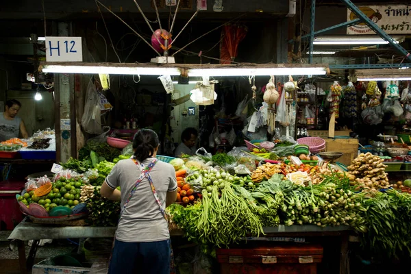 バンコク 2023年1月1日 バンコクのKhlong Toeiセントラルフードマーケットの雰囲気とベンダー — ストック写真