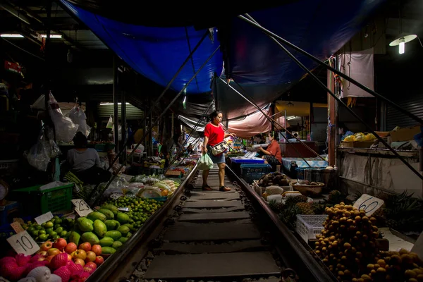 Bangkok Thailand 1St January 2023 Atmosphere Vendors Maeklong Railway Market — Stock Photo, Image