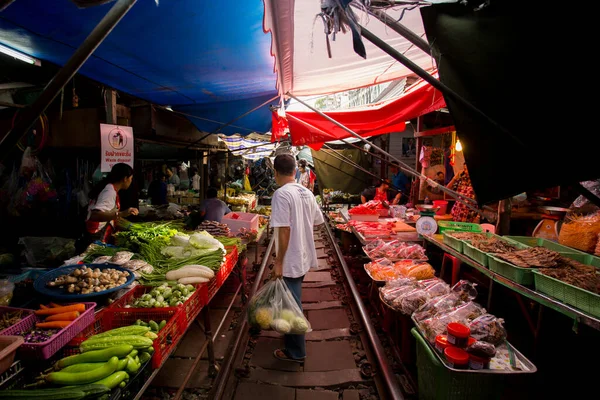 Bangkok Thailand 1St January 2023 Atmosphere Vendors Maeklong Railway Market — Stock Photo, Image