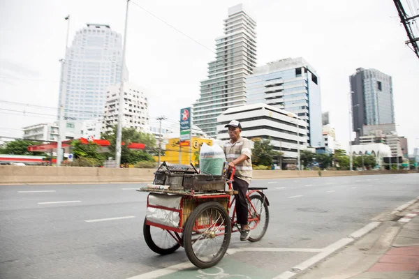 泰国曼谷 2023年1月1日 在曼谷街上带着流动街头购物车的人 — 图库照片
