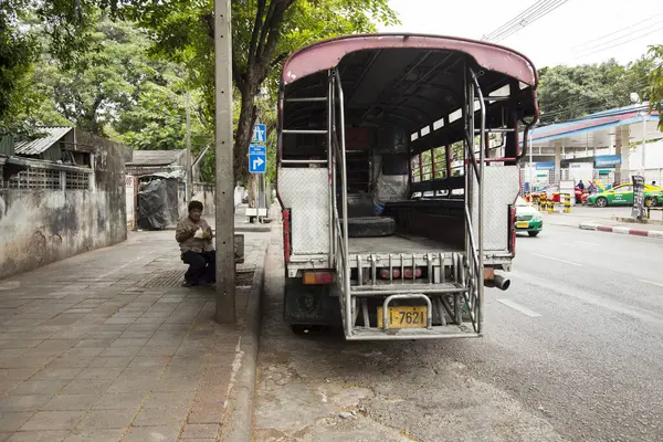 泰国曼谷 2023年1月1日 在曼谷一辆面包车旁边的街上吃饭的人 — 图库照片