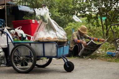 Bangkok, Tayland; 1 Ocak 2023: Bangkok 'ta işlek bir sokakta sokak yemekleri restoranı.