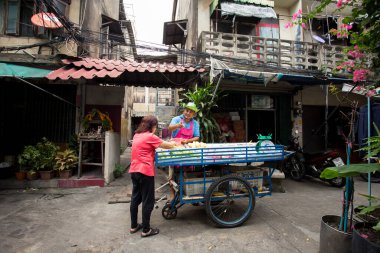 Bangkok, Tayland; 1 Ocak 2023: Bangkok 'ta işlek bir sokakta sokak yemekleri restoranı.