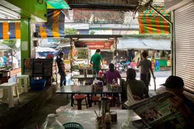 Bangkok, Tayland; 1 Ocak 2023: Bangkok 'ta işlek bir sokakta sokak yemekleri restoranı.