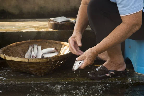 Bangkok Tayland Ocak 2023 Samut Songkram Ilçesinde Insanlar Balık Temizliyor — Stok fotoğraf