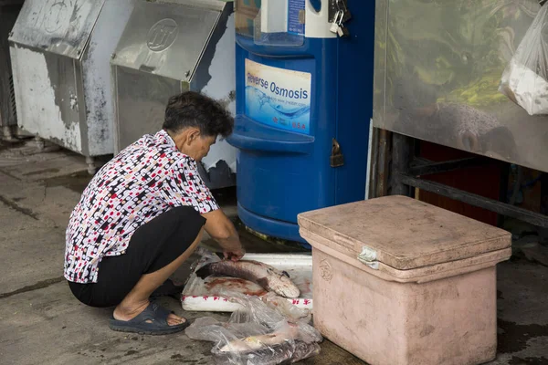 Bangkok Thailand 1St January 2023 People Cleaning Fish Selling Fish — Stock Photo, Image
