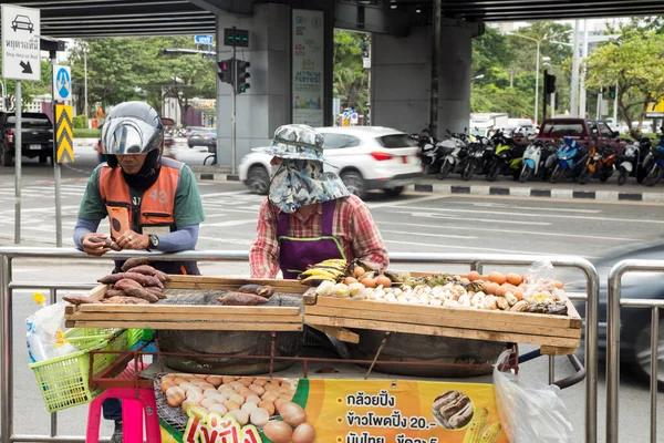 泰国曼谷 2023年1月1日 曼谷一条繁忙街道上的街头餐馆 — 图库照片
