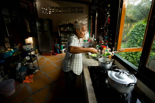 Bangkok Thailand Januari 2023 Äldre Kvinna Lagar Mat Sin Kokosfarm — Stockfoto