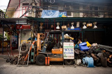 Bangkok, Tayland; 1 Ocak 2023: Bangkok sokaklarında parçaları olan mekanik atölye