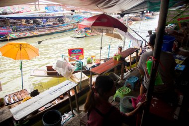 Amphawa, Tayland; 1 Ocak 2023: Amphawa ilçesinde yüzen bir pazarda kanolarında yiyecek satan kadınlar.