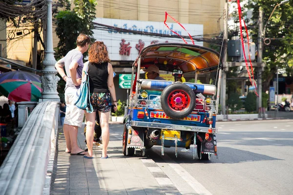 泰国曼谷 2023年1月1日 两名游客走过泰国曼谷街头 — 图库照片