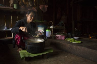 Chiang Rai, Tayland; 1 Ocak 2023: Chiang Rai bölgesindeki yüksek dağlardan yerli bir kabile kadını.