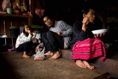 Chiang Rai, Tayland; 1 Ocak 2023: Chiang Rai bölgesinde yerel bir dağlık kabileden bir aile evde yemek yiyor..