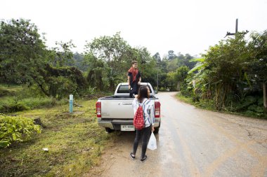 Chiang Rai, Tayland; 1 Ocak 2023: Chiang Rai bölgesindeki dağlık bir kabileyi ziyaret eden insanlar.