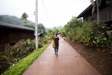 Chiang Rai, Tayland; 1 Ocak 2023: Chiang Rai bölgesindeki dağlık bir kabileyi ziyaret eden genç bir kadın.