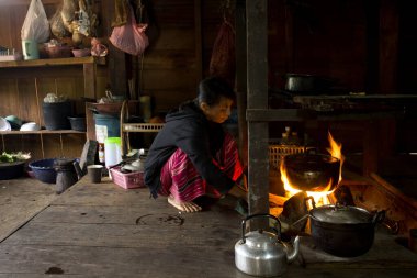 Chiang Rai, Tayland; 1 Ocak 2023: Chiang Rai bölgesindeki yüksek dağlardan yerli bir kabile kadını.