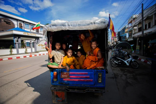 Бирма Мьянма Января 2023 Молодые Монахи Сидят Заднем Сиденье Фургона — стоковое фото