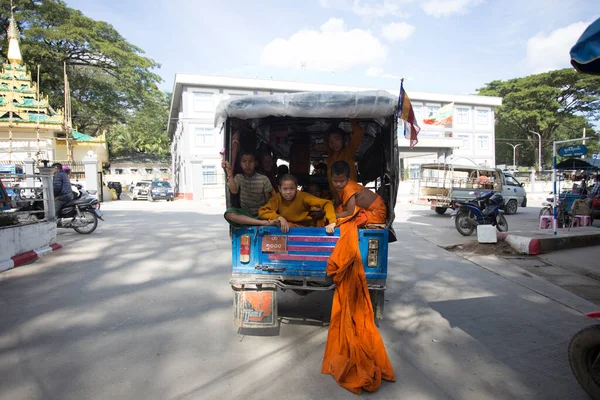 Бирма Мьянма Января 2023 Молодые Монахи Сидят Заднем Сиденье Фургона — стоковое фото