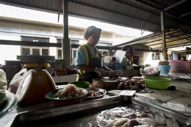 Krabi, Tayland; 1 Ocak 2023: Yengeç taze balık pazarında satıcı ve alıcılar.