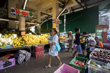 Krabi, Tayland; 1 Ocak 2023: Yengeç taze balık pazarında satıcı ve alıcılar.