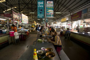 Krabi, Tayland; 1 Ocak 2023: Yengeç taze balık pazarında satıcı ve alıcılar.