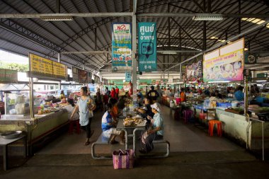Krabi, Tayland; 1 Ocak 2023: Yengeç taze balık pazarında satıcı ve alıcılar.