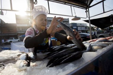 Krabi, Tayland; 1 Ocak 2023: Yengeç taze balık pazarında satıcı ve alıcılar.