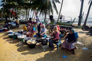 Sichon, Tayland; 1 Ocak 2023: Sichon sahilindeki balık pazarında satıcı ve alıcılar.