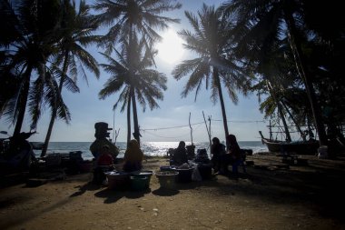 Sichon, Tayland; 1 Ocak 2023: Sichon sahilindeki balık pazarında satıcı ve alıcılar.