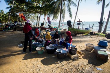 Sichon, Tayland; 1 Ocak 2023: Sichon sahilindeki balık pazarında satıcı ve alıcılar.