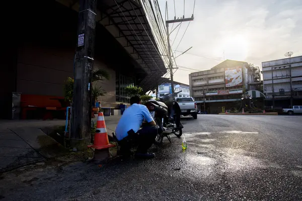 Krabi, Tayland; 1 Ocak 2023: Yengeç taze balık pazarında satıcı ve alıcılar.