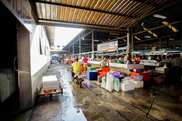 Krabi Tailandia Enero 2023 Vendedores Compradores Mercado Pescado Fresco Krabi —  Fotos de Stock