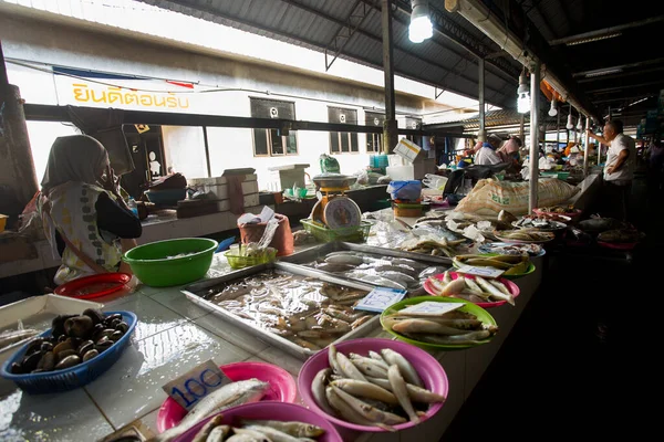 Krabi Thailand Januari 2023 Verkopers Kopers Krabi Verse Vismarkt — Stockfoto