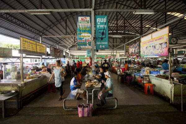 Krabi, Tayland; 1 Ocak 2023: Yengeç taze balık pazarında satıcı ve alıcılar.