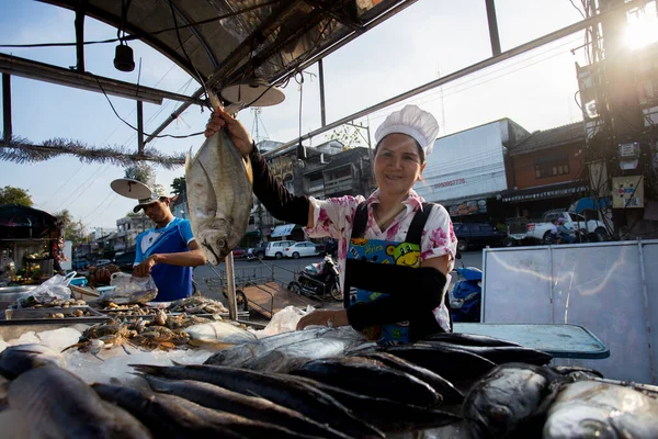 Krabi Tailândia Janeiro 2023 Vendedores Compradores Mercado Peixe Fresco Krabi — Fotografia de Stock