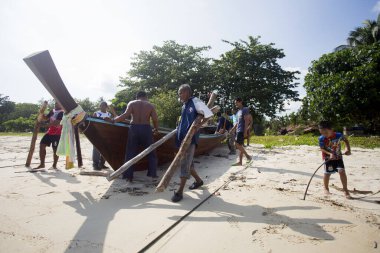 Koh Yao, Tayland; 1 Ocak 2023: Bir grup balıkçı denizde çalışmak üzere bir balıkçı teknesi hazırlıyor.