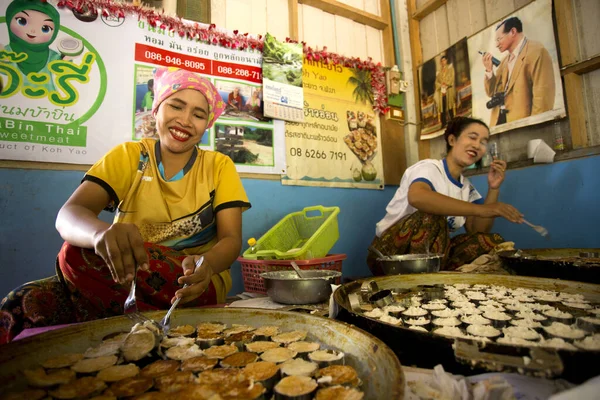 Koh Yao Tailandia Enero 2023 Grupo Mujeres Prepara Dulces Coco — Foto de Stock