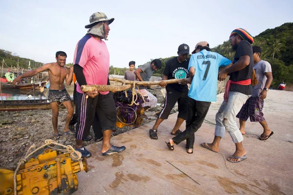 Koh Yao Thailand Januar 2023 Eine Gruppe Thailändischer Fischer Lädt — Stockfoto