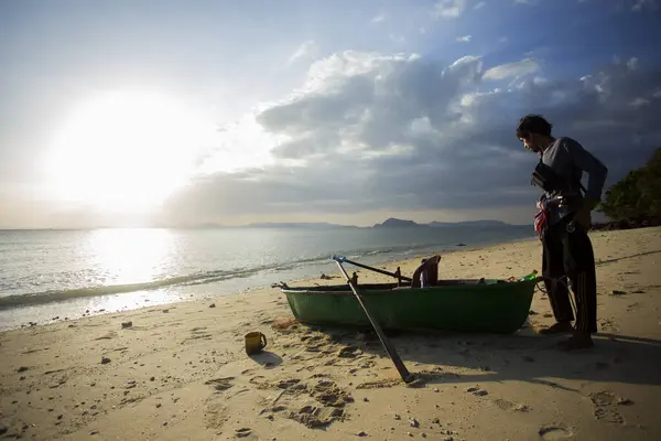 Koh Yao Thailand Januar 2023 Ein Fischer Bereitet Sein Boot — Stockfoto