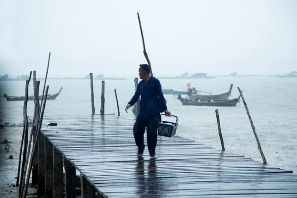 タイのコ Koh Yao 2023年1月1日 冷蔵庫で魚と仕事をした漁師 — ストック写真