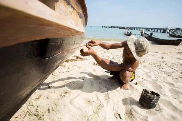 Koh Yao Thailand Januar 2023 Ein Fischer Bemalt Sein Fischerboot — Stockfoto