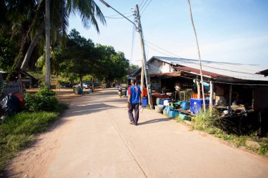 Koh Yao, Tayland; 1 Ocak 2023: Güneydoğu Asya 'daki Koh Yao adasındaki bir balıkçı köyünde yerel balıkçı.