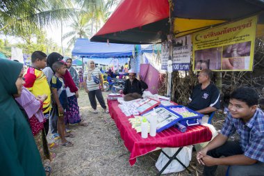 Koh Yao, Tayland; 1 Ocak 2023: Tayland 'daki Kho Yao adasında haftalık üretim pazarındaki kadın.