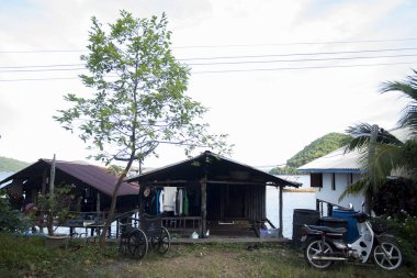 Koh Yao, Tayland; 1 Ocak 2023: Koh Yao adasındaki balıkçı köyünde bir evin önü.