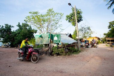 Koh Yao, Tayland; 1 Ocak 2023: Sokağın ve Tayland 'ın güneyindeki Koh Yao adasındaki balıkçı köyünün manzarası.