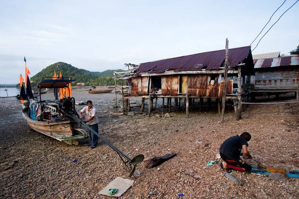 Koh Yao Thailand Januari 2023 Vissers Repareren Hun Lange Staartboten — Stockfoto